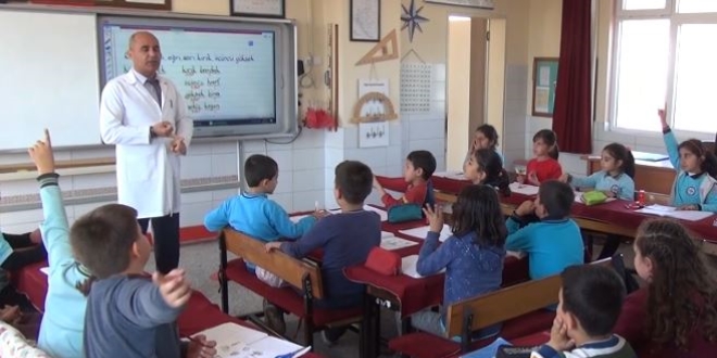 Öğrenciler okul bahçesinde avokado fidanı yetiştiriyor