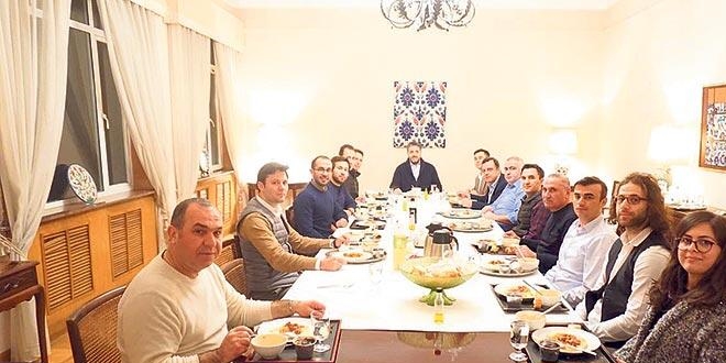Pekin Büyükelçiliği çalışanları kenetlendi
