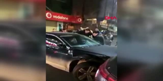 Araçlara çarpan sürücüyü mahallelinin elinden polis kurtardı