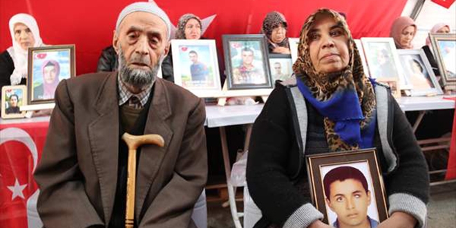 Diyarbakır annelerinin oturma eylemine iki aile daha katıldı