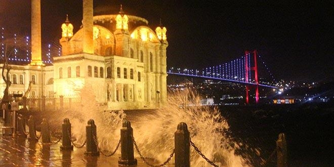 İstanbul'da beklenen lodos gece saatlerinde etkisini gösterdi