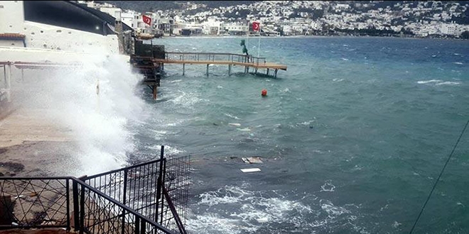Hızı 50 kilometreye ulaştı... 'Dışarı çıkmayın' uyarısı