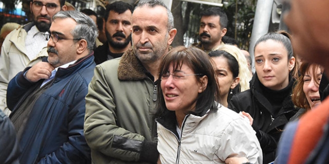 Evinde ölü bulunan doktor, İzmir'de toprağa verildi