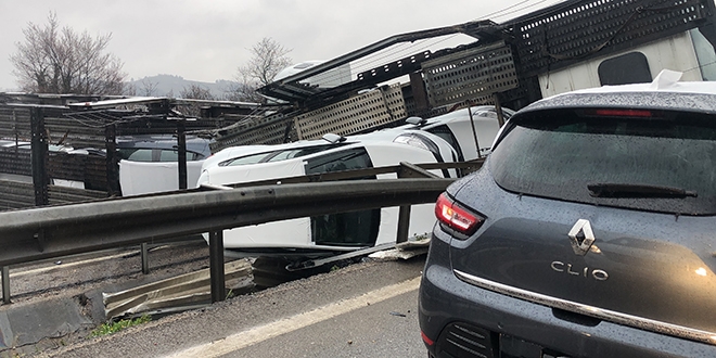 Tır devrildi, sıfır kilometre araçlar hurdaya döndü
