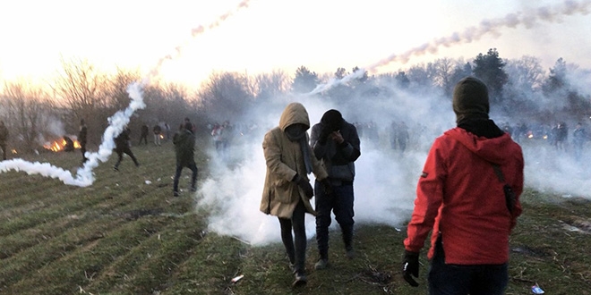 Yunanistan'dan göçmenlere gaz bombasıyla müdahale