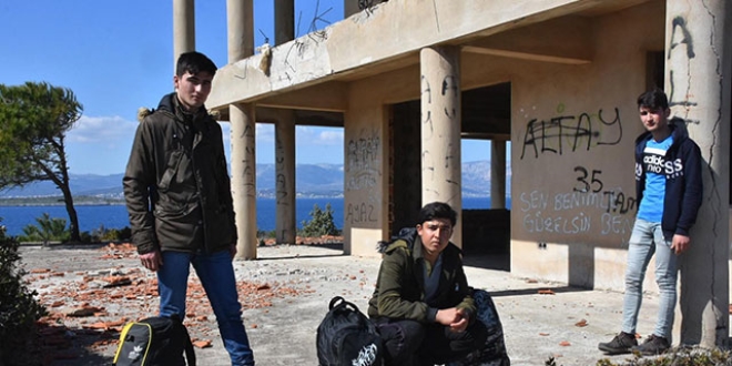Kara yoluyla gidemeyen göçmenler sahile yöneldi
