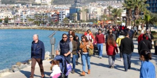 Kuşadası'nda güneşi gören, sahile koştu