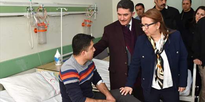 Bakan Pekcan, roketli saldırıda yaralanan gümrük personelini ziyaret etti