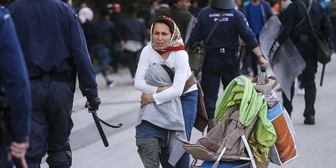Midilli'de polis ile dzensiz gmenler arasnda gerginlik