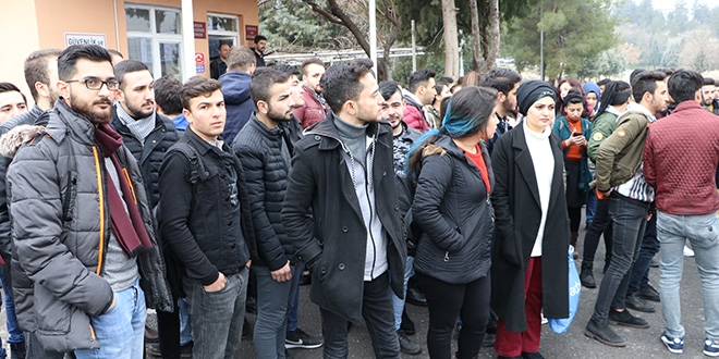 Eylem yapan üniversiteliler hasarlı binalardan kurtuldu