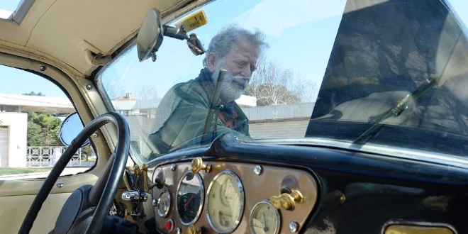 Rüyalarının klasik otomobiline 32 yıldır gözü gibi bakıyor
