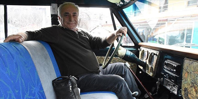 Modifiye ettiği 1971 model arazi aracını yollarla buluşturdu