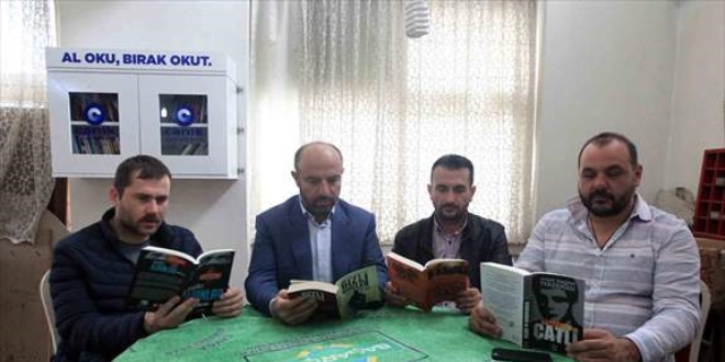 Dolmuş duraklarında şoförlerin kitap okuması için kütüphaneler kuruluyor