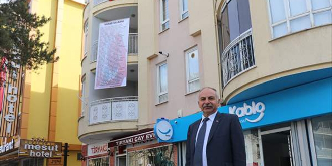 Mehmetçiğe destek için yazdığı şiiri evinin balkonuna astı