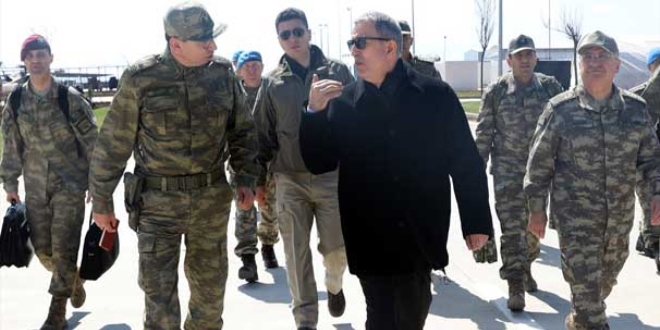 Bakan Akar ve komutanlar sınırın sıfır noktasında