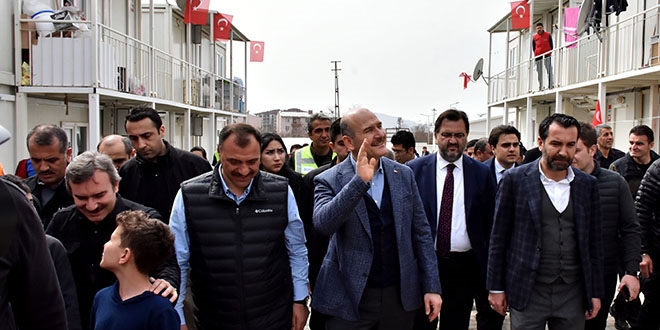 Bakan Soylu, konteyner kentlerdeki vatandaşları ziyaret etti