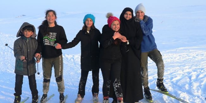 Yonca öğretmen, şampiyon kayakçılar yetiştiriyor