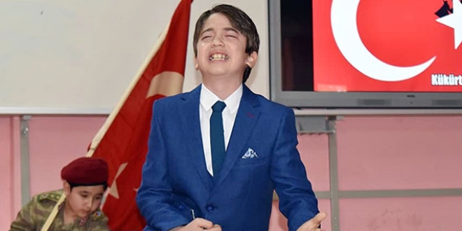 İstiklal Marşı'nı okurken hıçkıra hıçkıra ağladı