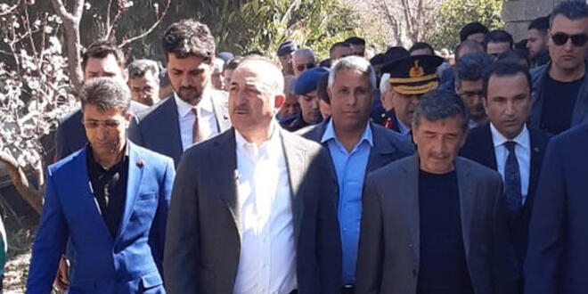 Bakan Çavuşoğlu'ndan şehit ailesine taziye ziyareti