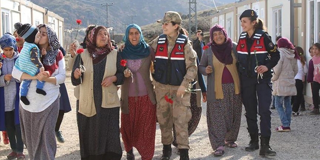 Kadın astsubaylar depremzedeleri yalnız bırakmadı