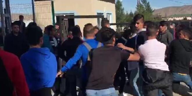 Liseliler kavga etti, ortalık karıştı