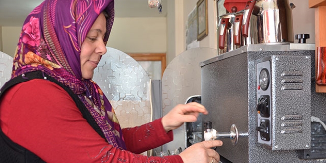 Eşinin çay ocağını işletip, çocuklarını okutuyor