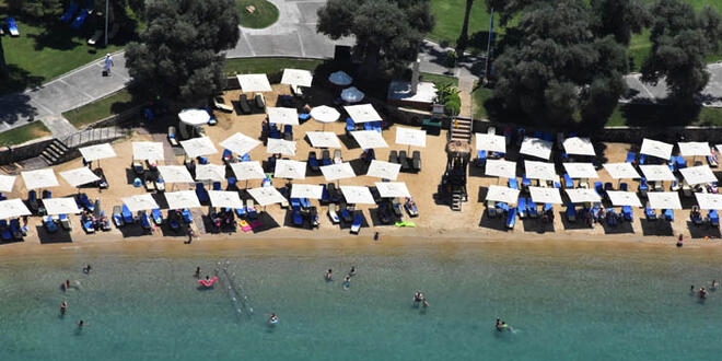 Sıcak havayı fırsat bilen turistler sahile akın etti