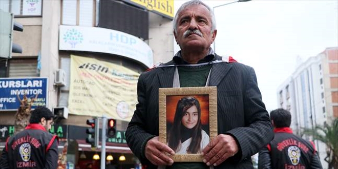 Kızı dağa kaçırılan baba, evlat nöbetini İzmir'de sürdürüyor