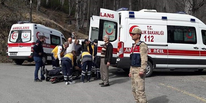 Şehit mezarındaki bayrağı değiştirmek isteyen 2 zabıta elektrik akımına kapıldı