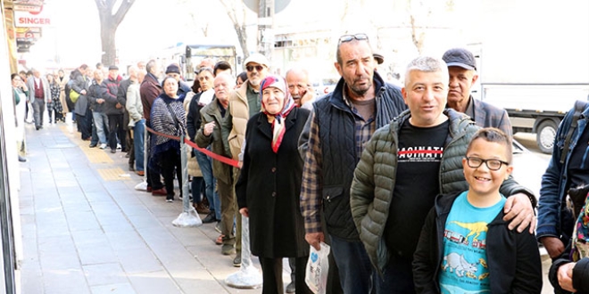 Kolonya dükkanları önünde 'koronavirüs' kuyruğu