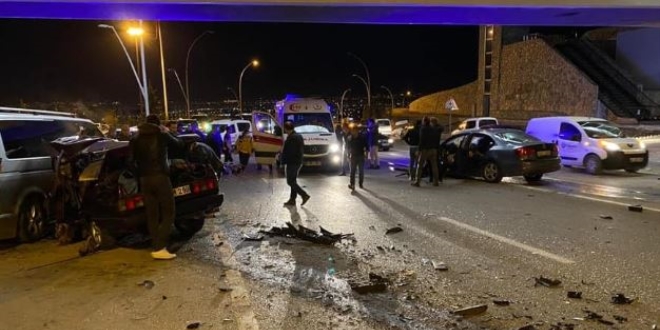 Konya'da iki otomobil çarpıştı: 2'si uzman onbaşı, 3 ölü