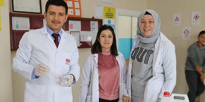 Kendi yaptıkları dezenfektanla okullarını virüse karşı koruyorlar