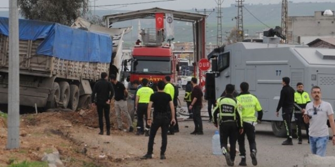 Freni boşalan tır, polis noktasına daldı: 2 Yaralı