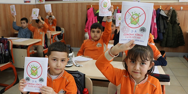 Öğrencilerini bilinçlendirmek için 1 gecede 'Korona virüs tatil kitabı' bastı