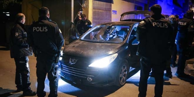 Adana'da 'dur' ihtarına uymayan alkollü sürücü polise çarptı