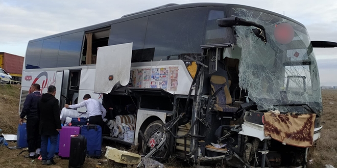 Aksaray'da yolcu otobüsü tıra çarptı: 44 yaralı
