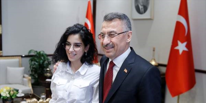 Oktay, bilgisayarı olmadan kodlamayı öğrenen Güneş'i kabul etti