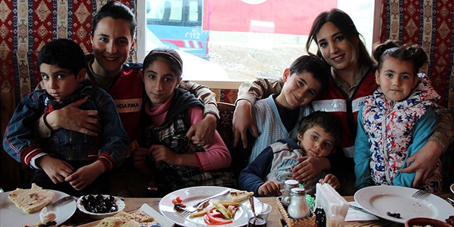 Kadın astsubaylar depremzede ailelerin yaralarını sarıyor