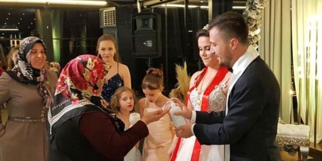 Düğüne gelen davetlilere dezenfektan tutuldu