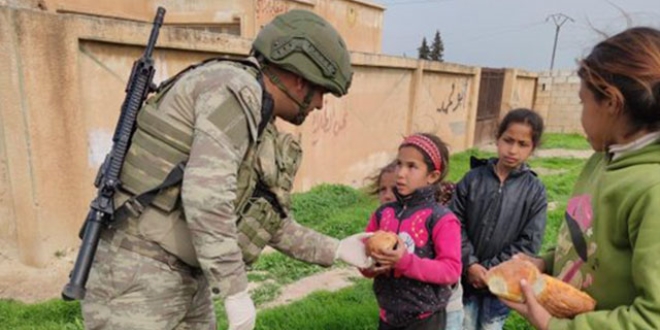 Mehmetçik, ihtiyaç sahiplerine yardıma devam ediyor