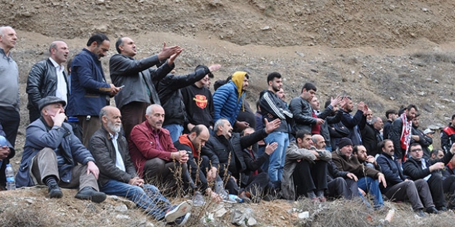 Stadyuma giremeyen taraftarlar maçı tepelerden izledi