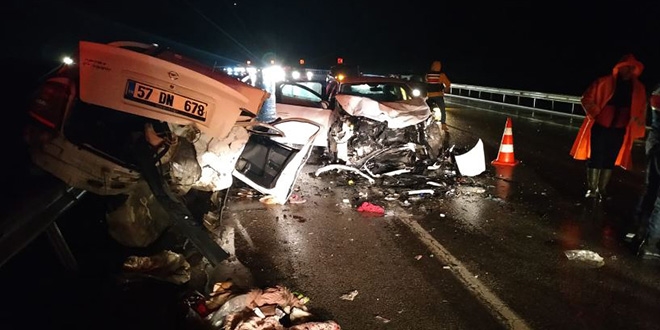 Sinop'ta iki otomobil çarpıştı: 4 ölü, 6 yaralı