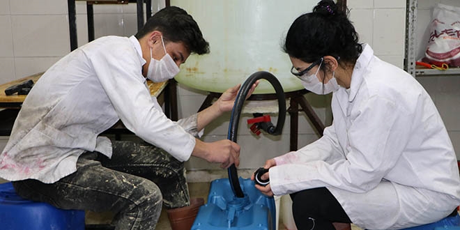Liseli öğrenciler 545 ton dezenfektanı yetiştirmek için fabrika gibi çalışıyor