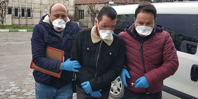 Polis, şüphelileri adliyeye maskeyle sevk ediyor