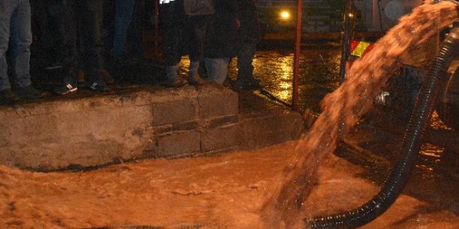 Siverek'te sel felaketi: Evler su altnda kald, hayvanlar telef oldu