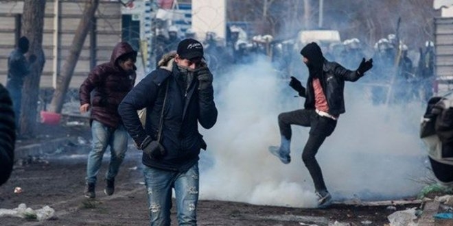 Sınıra yüklenen sığınmacılara gazla müdahale edildi