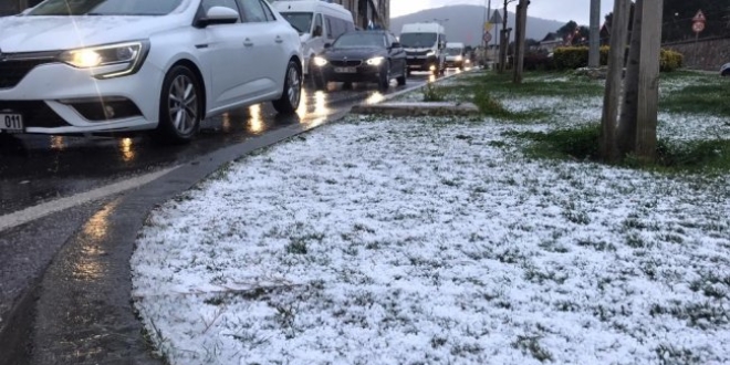 stanbul'da akam saatlerinde dolu ya etkili oldu