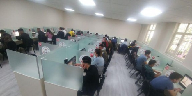E-sınav merkezlerinin sınav binaları girişlerine el dezenfektan aparatları takılacak