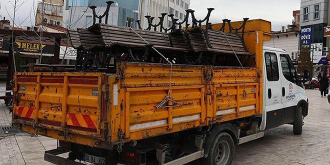 Yaşlılar uyarıları dikkate almadı, belediye bankları söktü