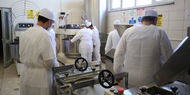 Cezaevlerinin ekmeğini hükümlüler üretiyor